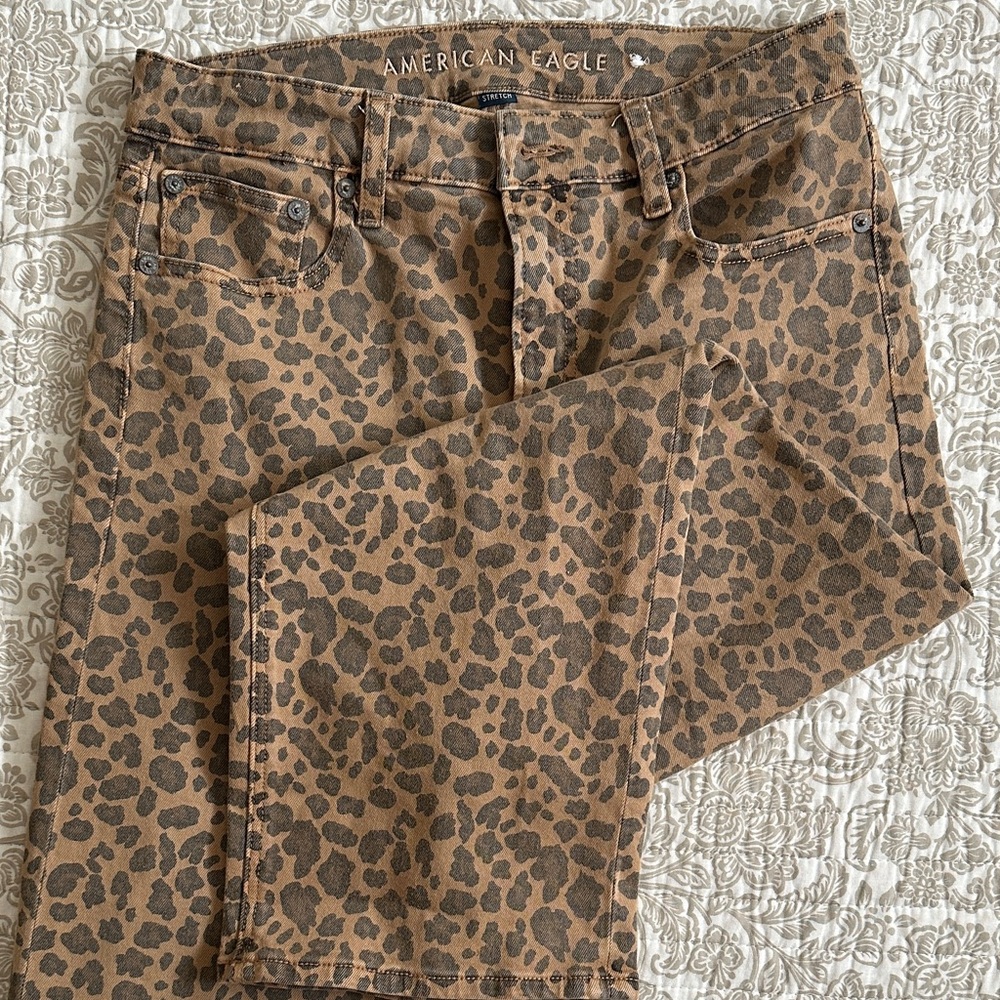 American Eagle straight ankle jeans in leopard. NWT Size 0/short $22